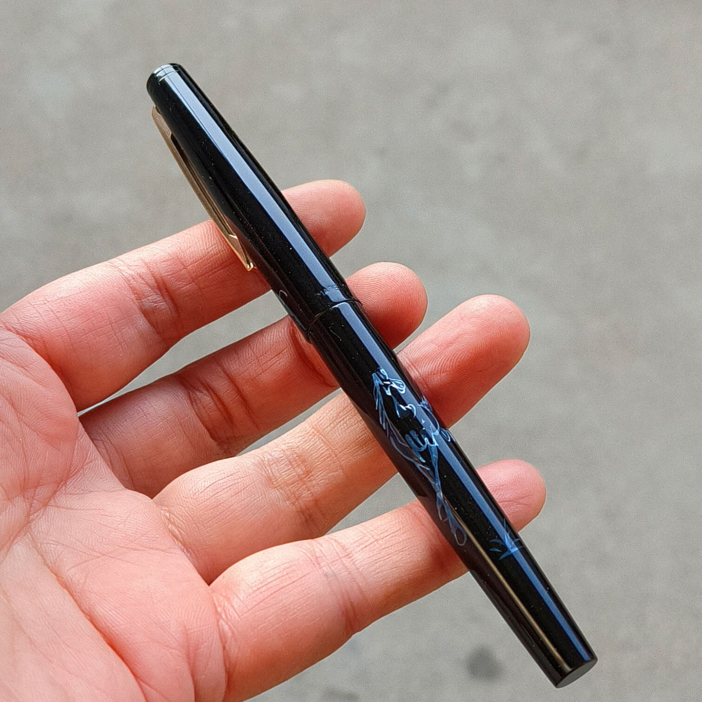 Vintage Collectible Pens - セール品：ヴィンテージ HERO 343 万年筆。クラシックでノスタルジックなデザイン。1990年代の馬柄がプリントされています。希少なコレクションアイテム。